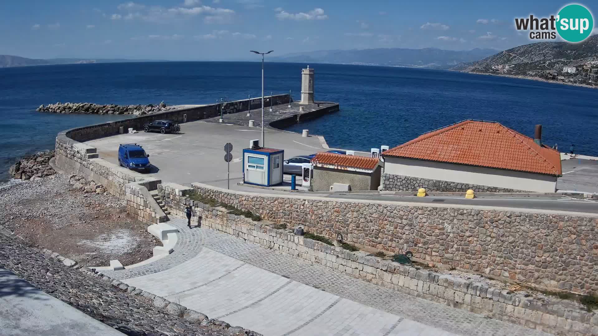 Spletna kamera Senj pristanišče – Pogled na valobran in svetilnik