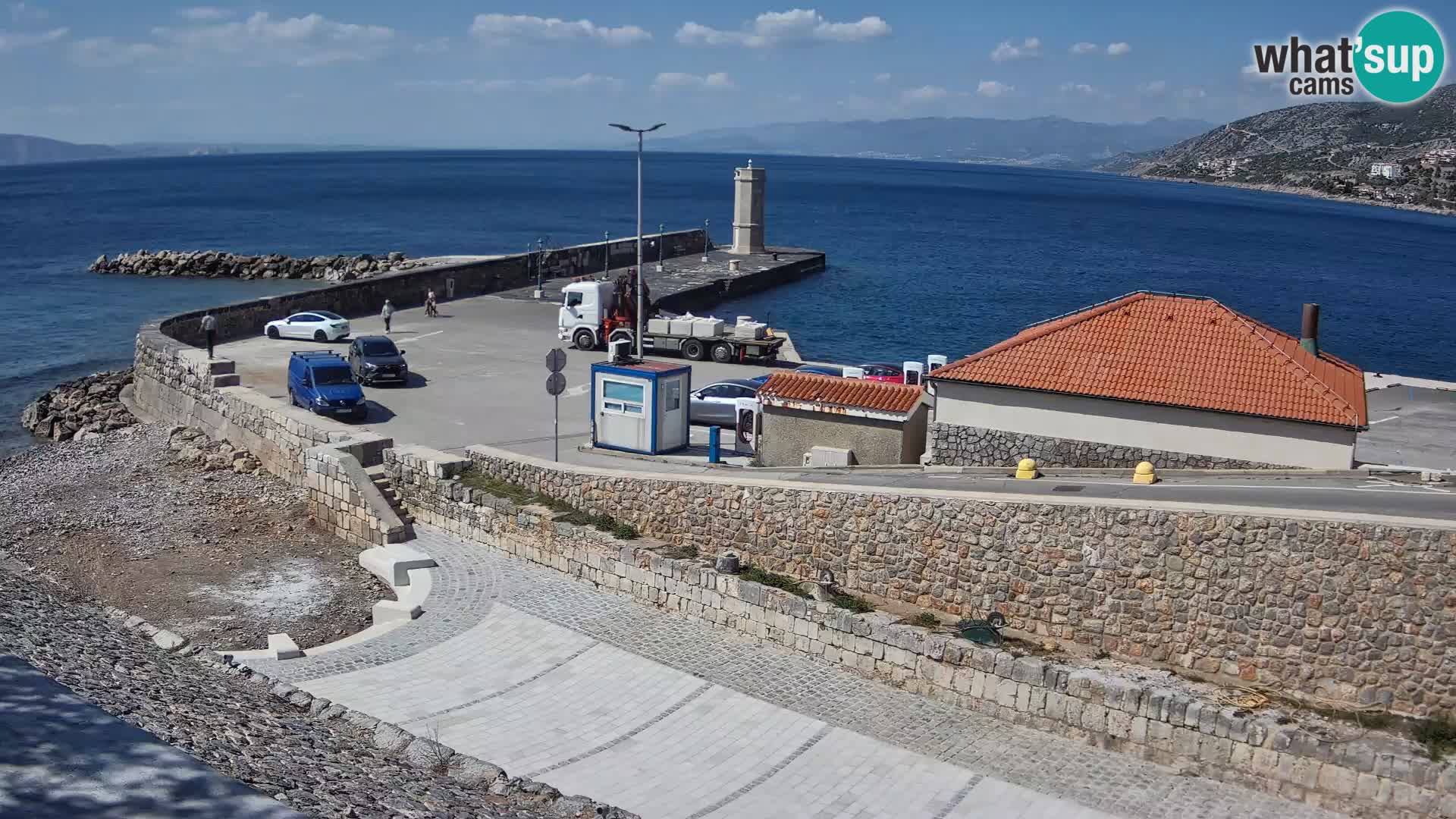 Spletna kamera Senj pristanišče – Pogled na valobran in svetilnik