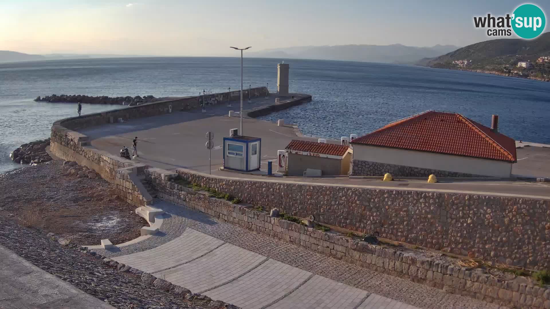 Spletna kamera Senj pristanišče – Pogled na valobran in svetilnik