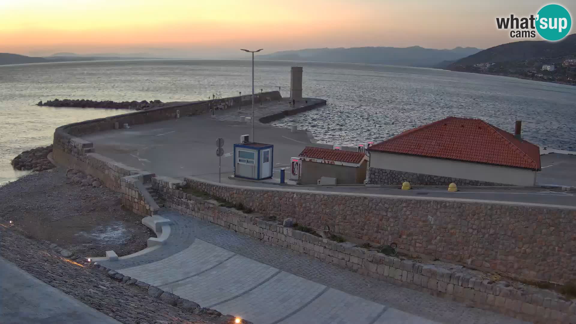 Senj Hafen Webcam – Wellenbrecher & Leuchtturm Liveblick