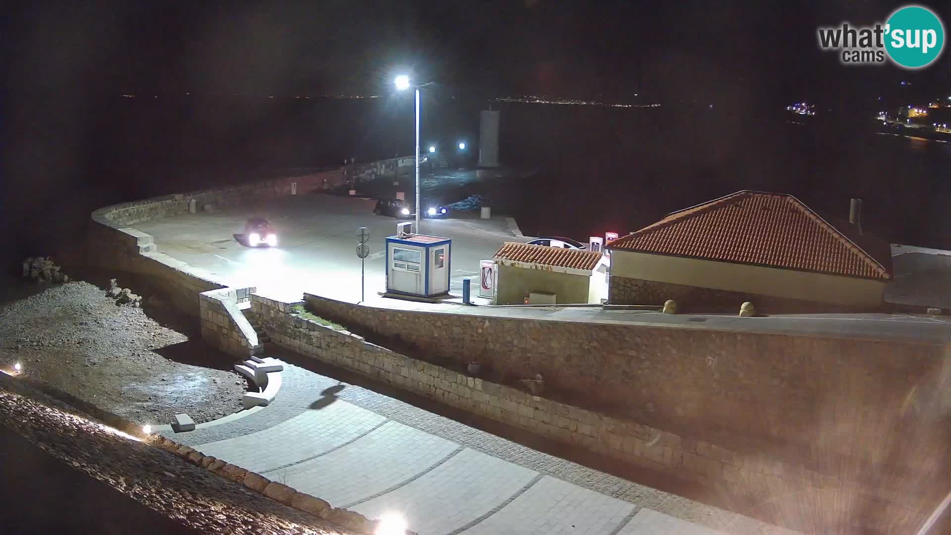 Spletna kamera Senj pristanišče – Pogled na valobran in svetilnik