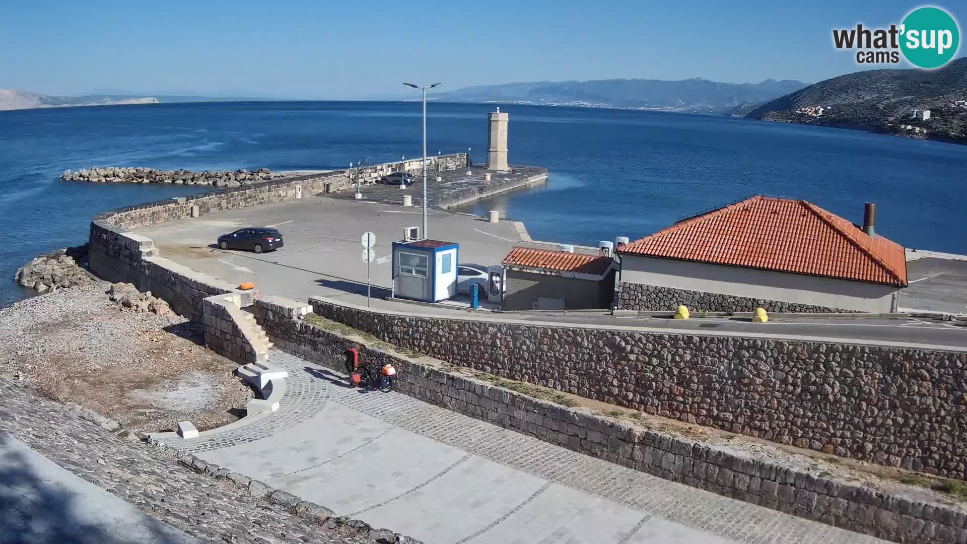 Spletna kamera Senj pristanišče – Pogled na valobran in svetilnik