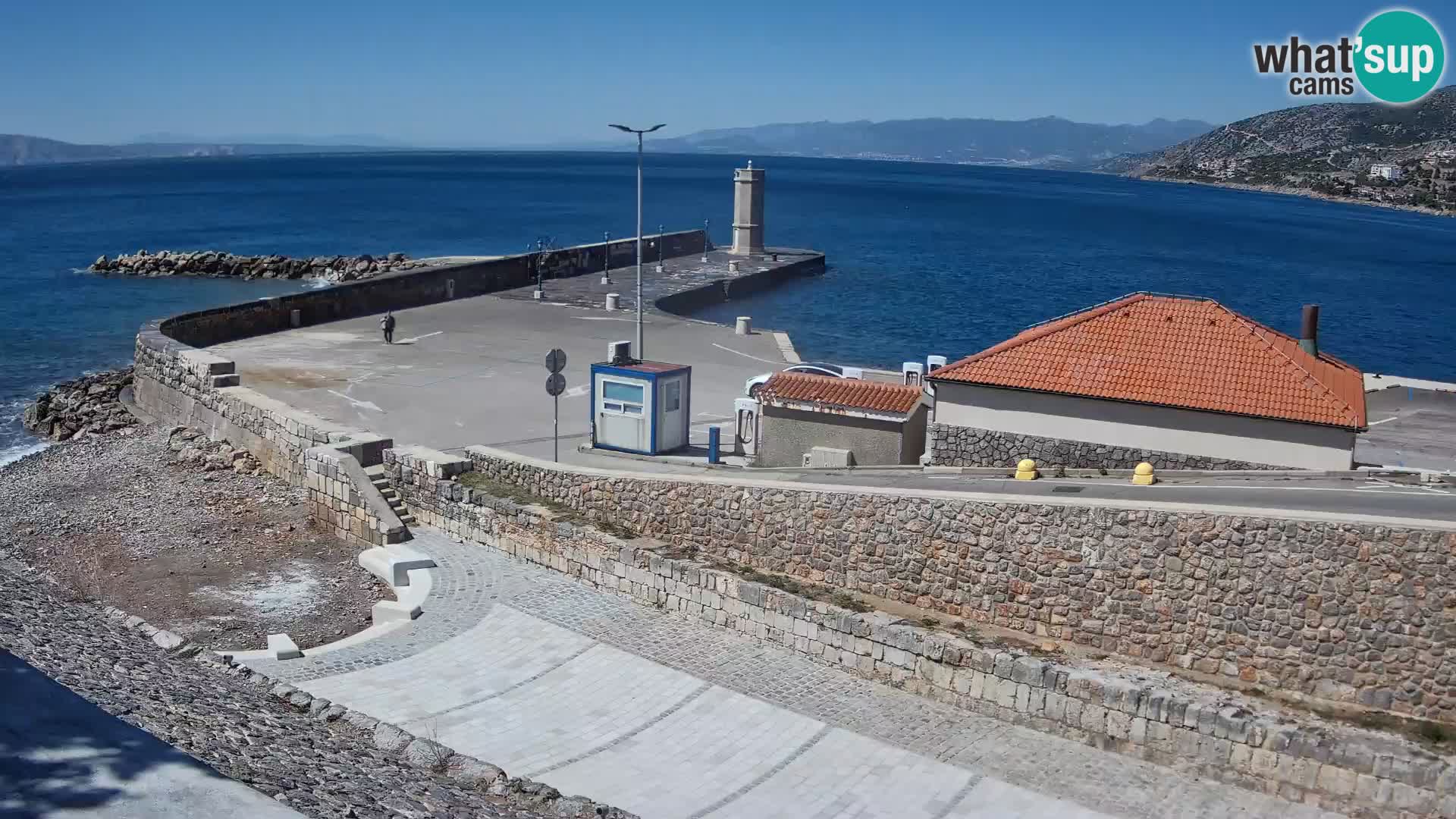 Spletna kamera Senj pristanišče – Pogled na valobran in svetilnik