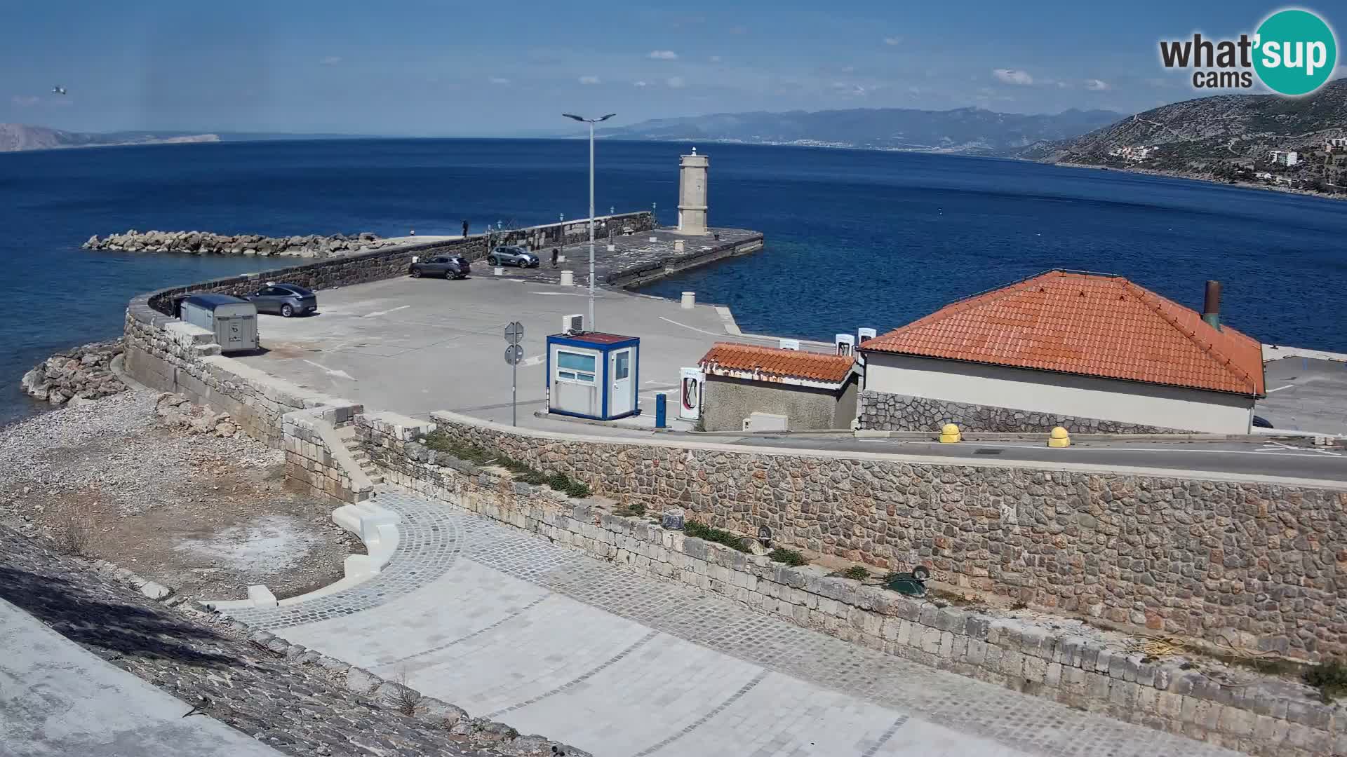 Spletna kamera Senj pristanišče – Pogled na valobran in svetilnik