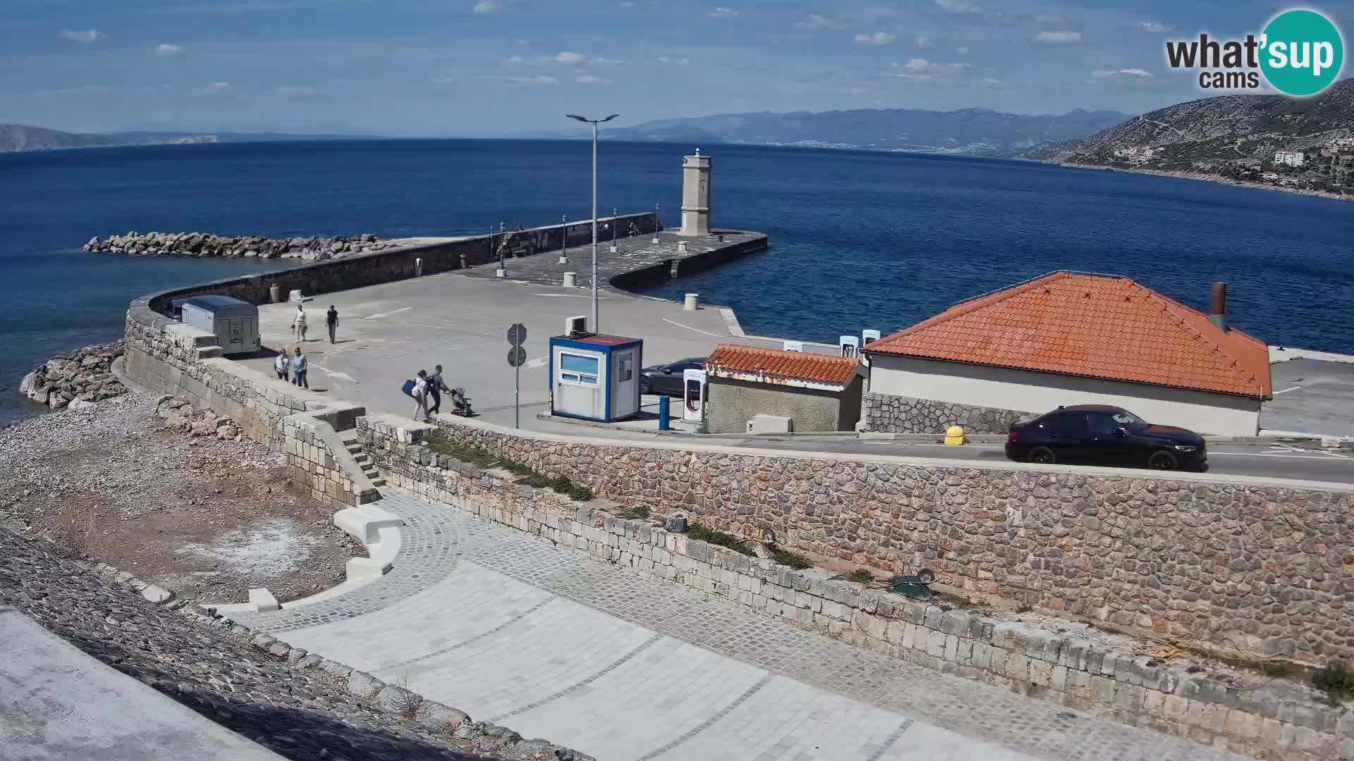 Spletna kamera Senj pristanišče – Pogled na valobran in svetilnik