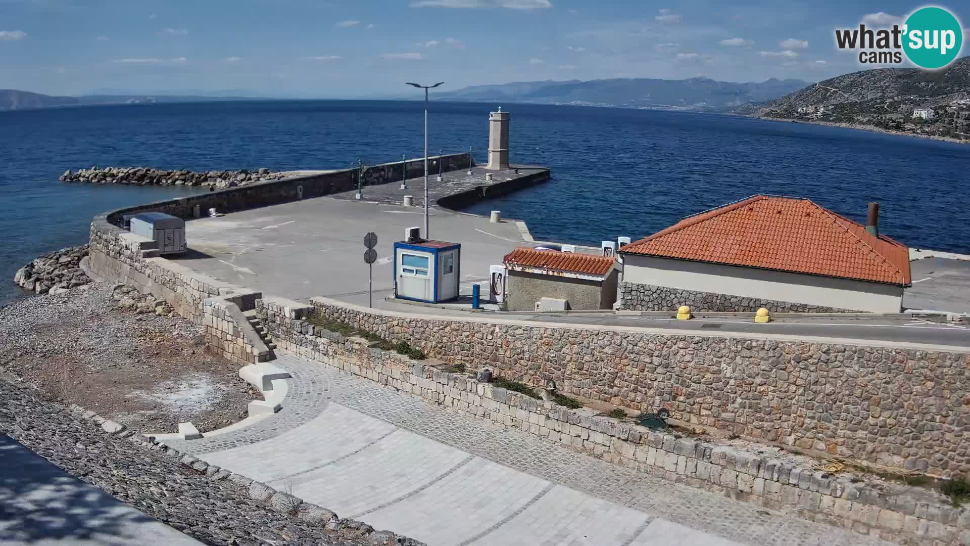 Spletna kamera Senj pristanišče – Pogled na valobran in svetilnik