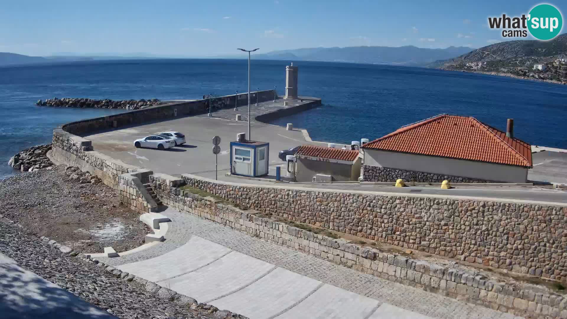 Spletna kamera Senj pristanišče – Pogled na valobran in svetilnik