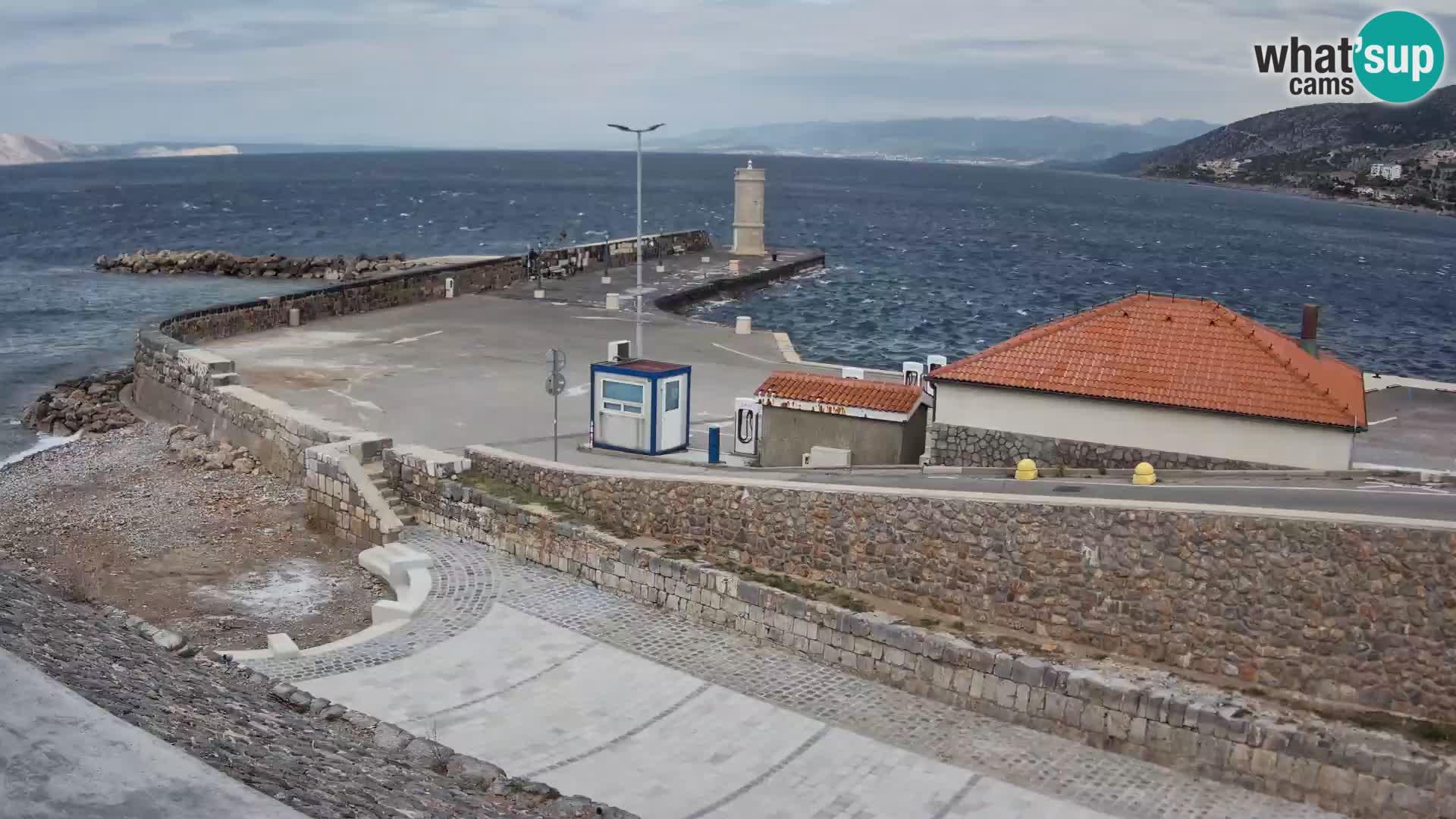 Spletna kamera Senj pristanišče – Pogled na valobran in svetilnik