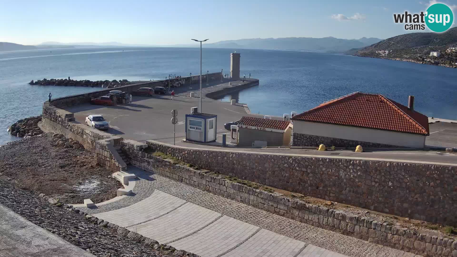 Spletna kamera Senj pristanišče – Pogled na valobran in svetilnik