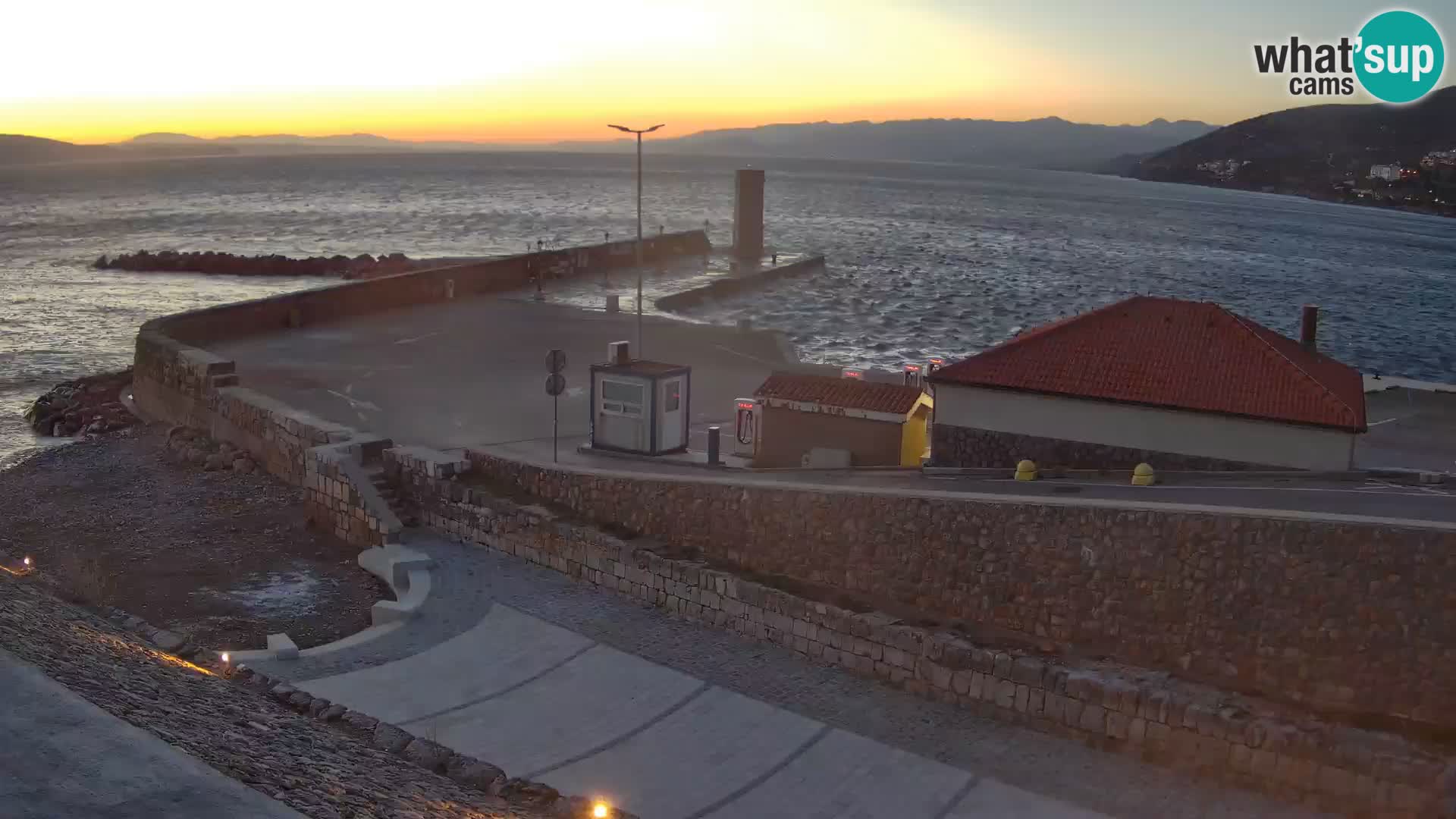 Spletna kamera Senj pristanišče – Pogled na valobran in svetilnik