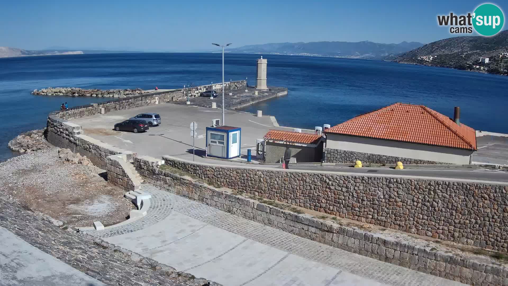 Spletna kamera Senj pristanišče – Pogled na valobran in svetilnik
