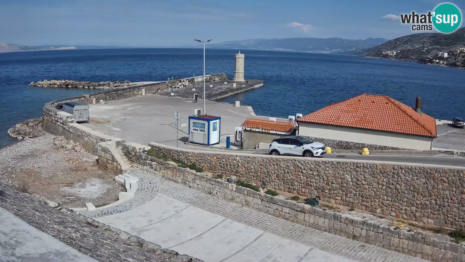 Spletna kamera Senj pristanišče – Pogled na valobran in svetilnik