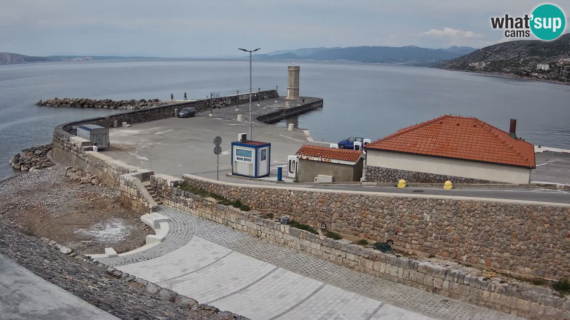 Spletna kamera Senj pristanišče – Pogled na valobran in svetilnik