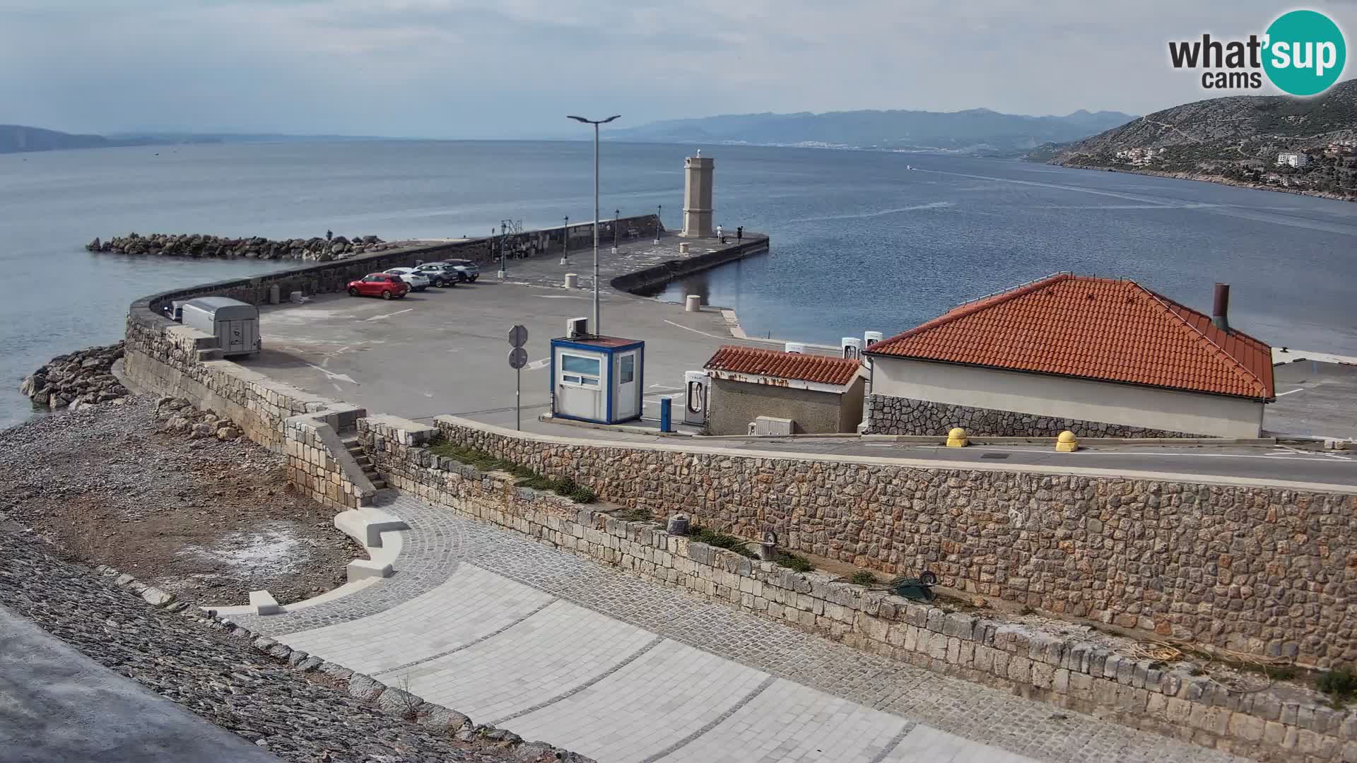 Spletna kamera Senj pristanišče – Pogled na valobran in svetilnik