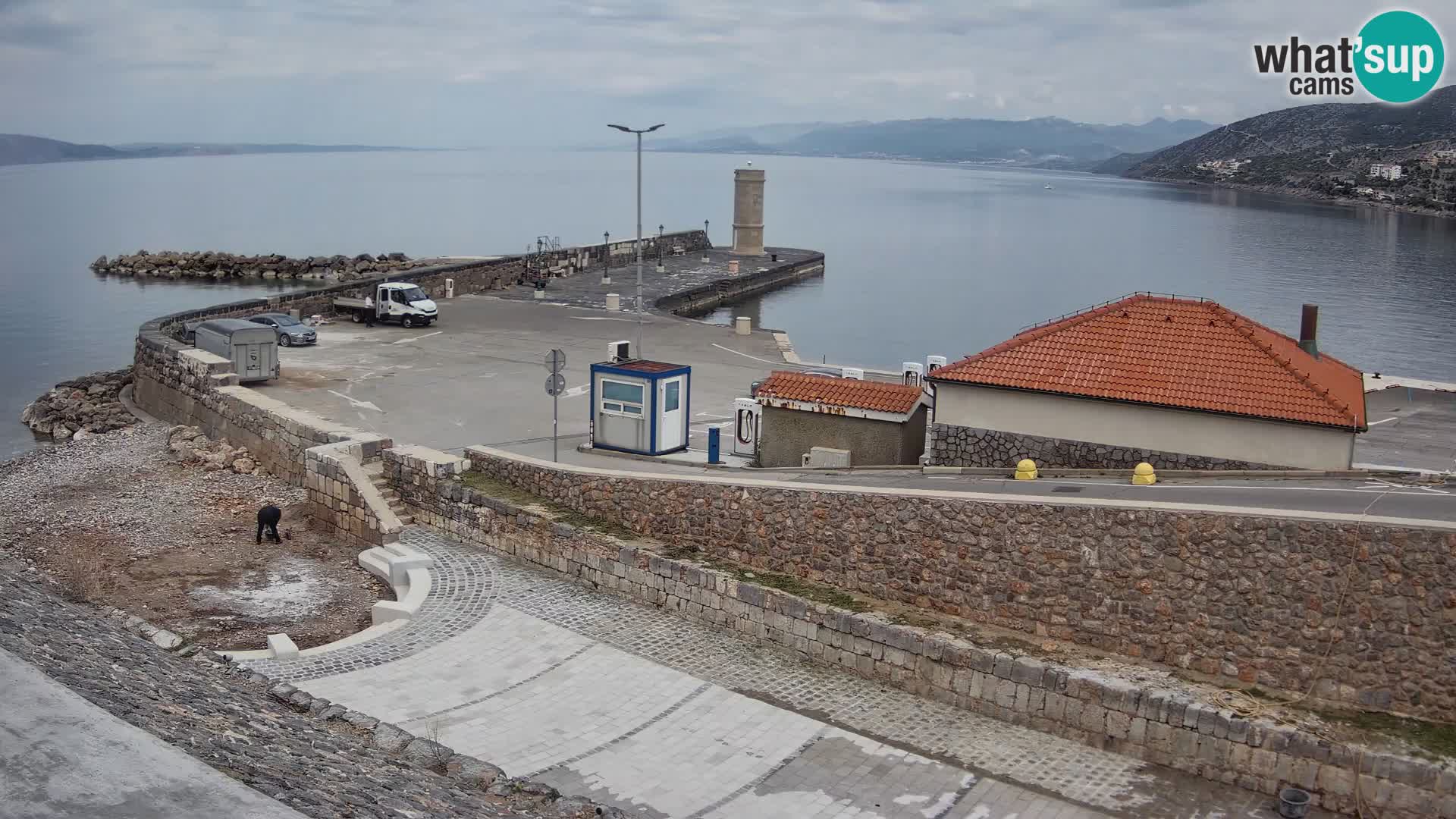 Spletna kamera Senj pristanišče – Pogled na valobran in svetilnik