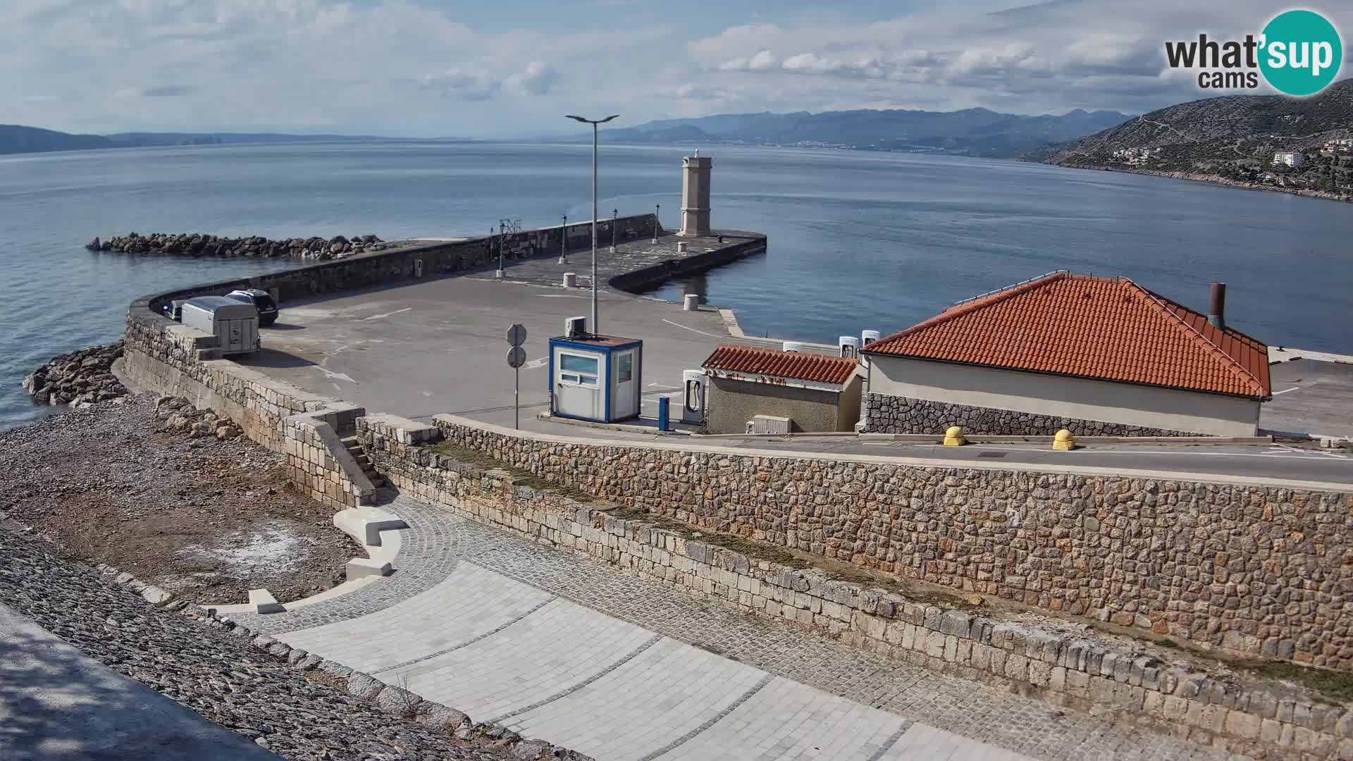 Spletna kamera Senj pristanišče – Pogled na valobran in svetilnik