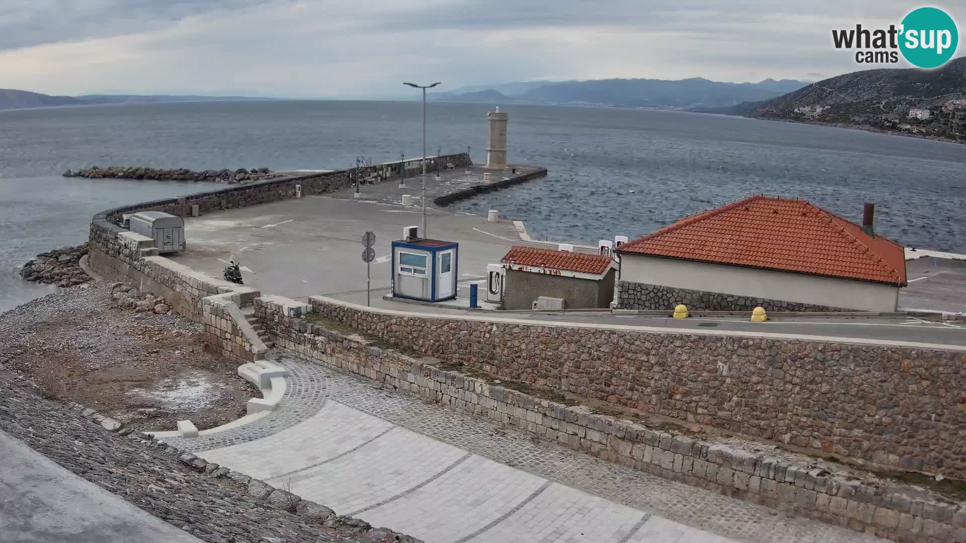 Webcam port de Senj – Vue sur la jetée et le phare
