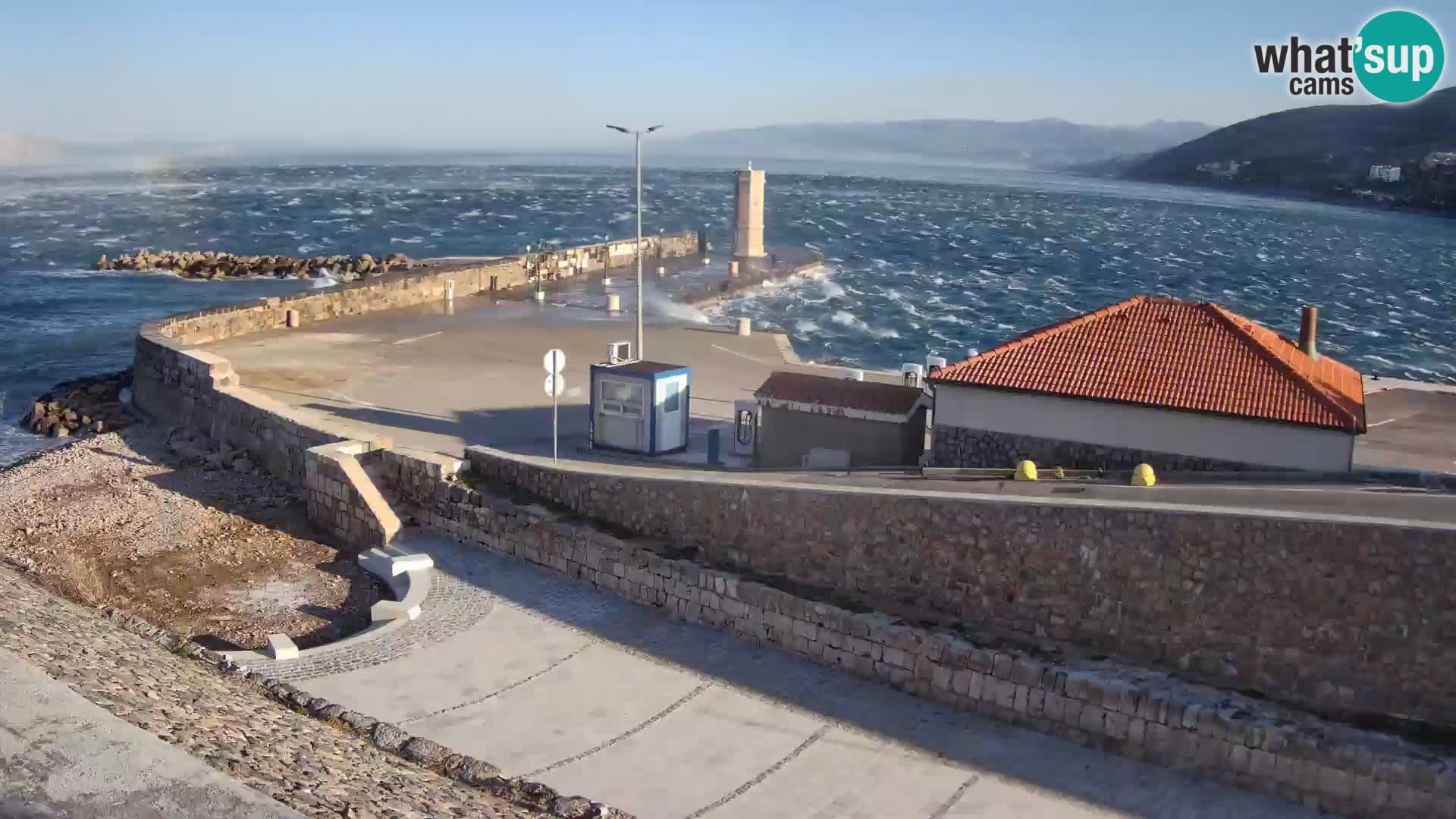 Senj Hafen Webcam – Wellenbrecher & Leuchtturm Liveblick