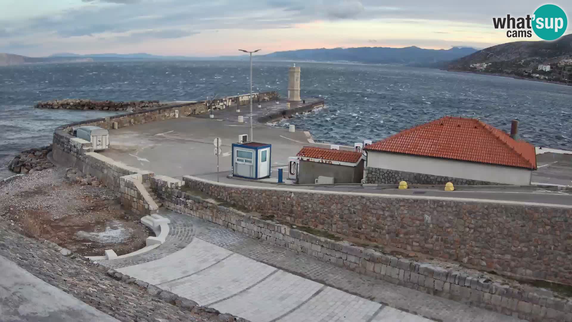 Senj Hafen Webcam – Wellenbrecher & Leuchtturm Liveblick