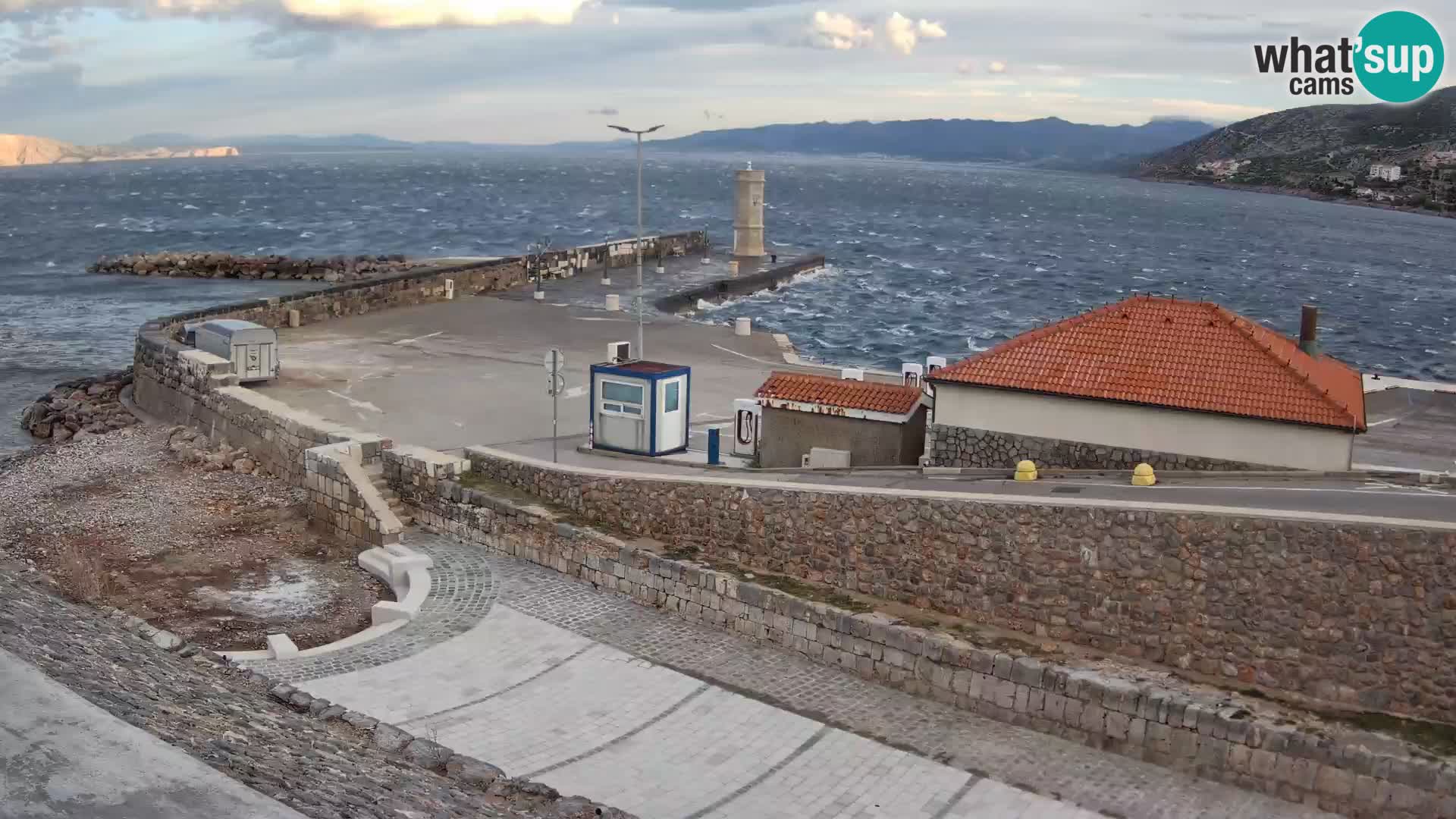 Spletna kamera Senj pristanišče – Pogled na valobran in svetilnik