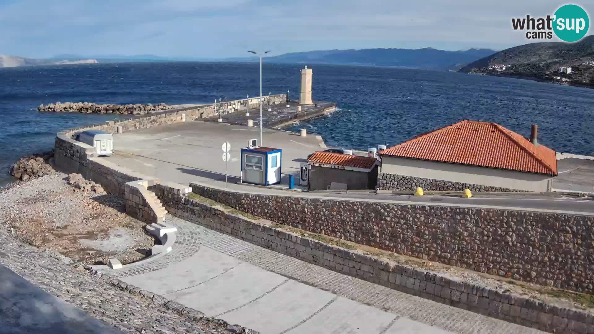 Spletna kamera Senj pristanišče – Pogled na valobran in svetilnik