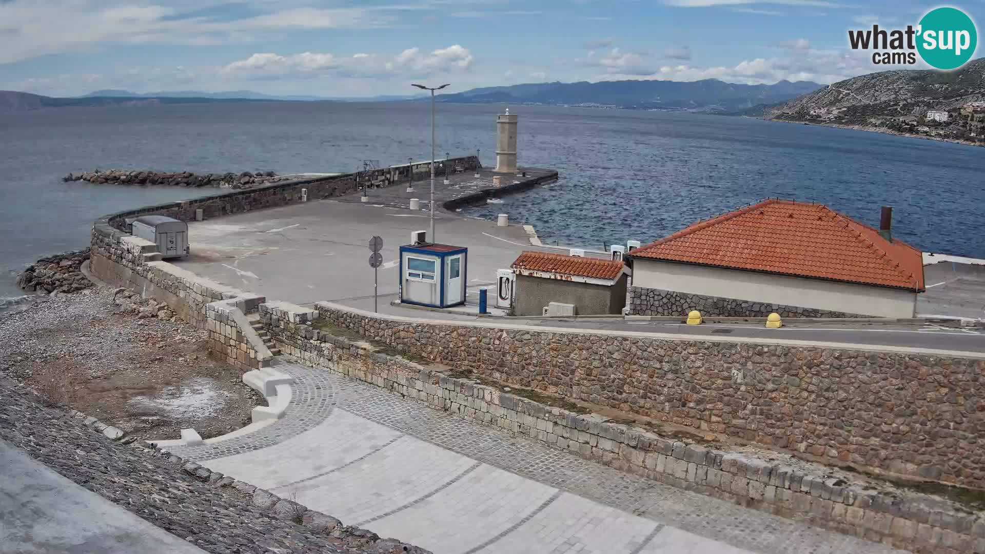 Spletna kamera Senj pristanišče – Pogled na valobran in svetilnik