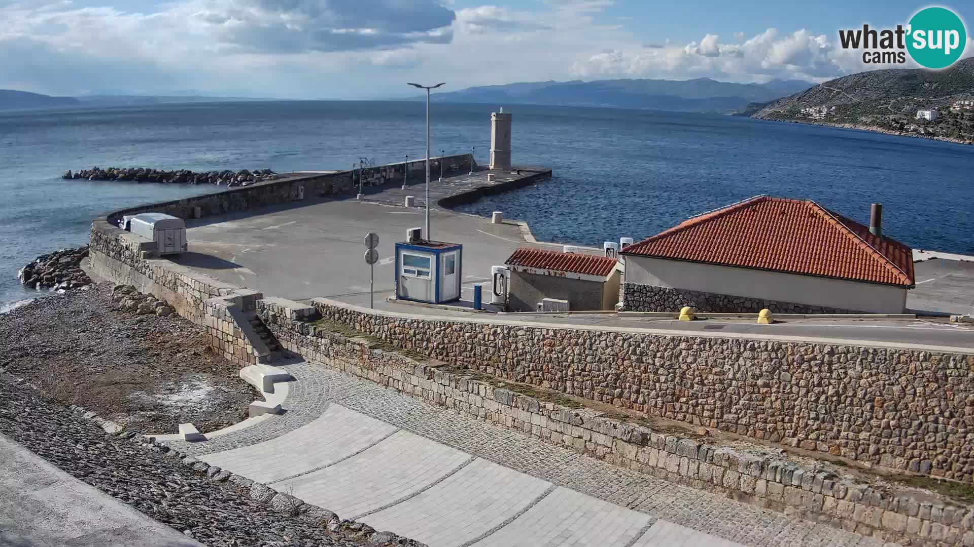 Spletna kamera Senj pristanišče – Pogled na valobran in svetilnik