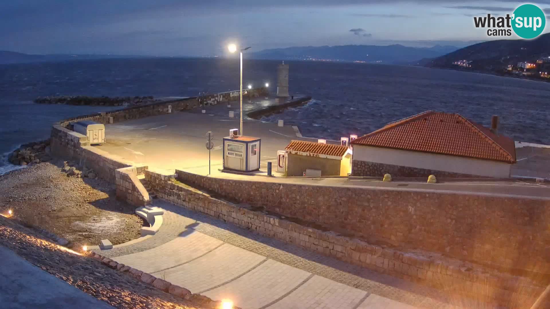 Spletna kamera Senj pristanišče – Pogled na valobran in svetilnik