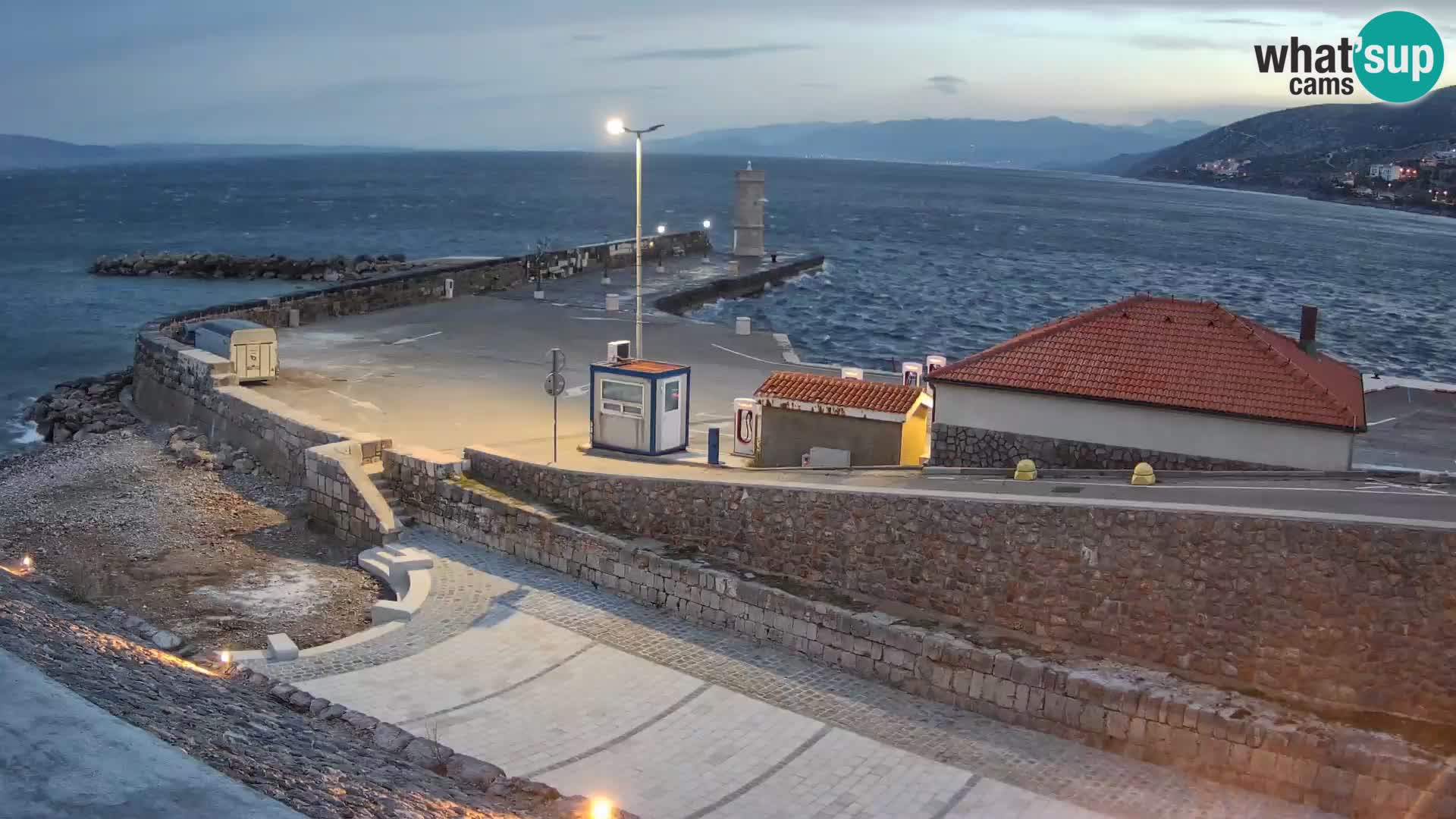 Senj Hafen Webcam – Wellenbrecher & Leuchtturm Liveblick