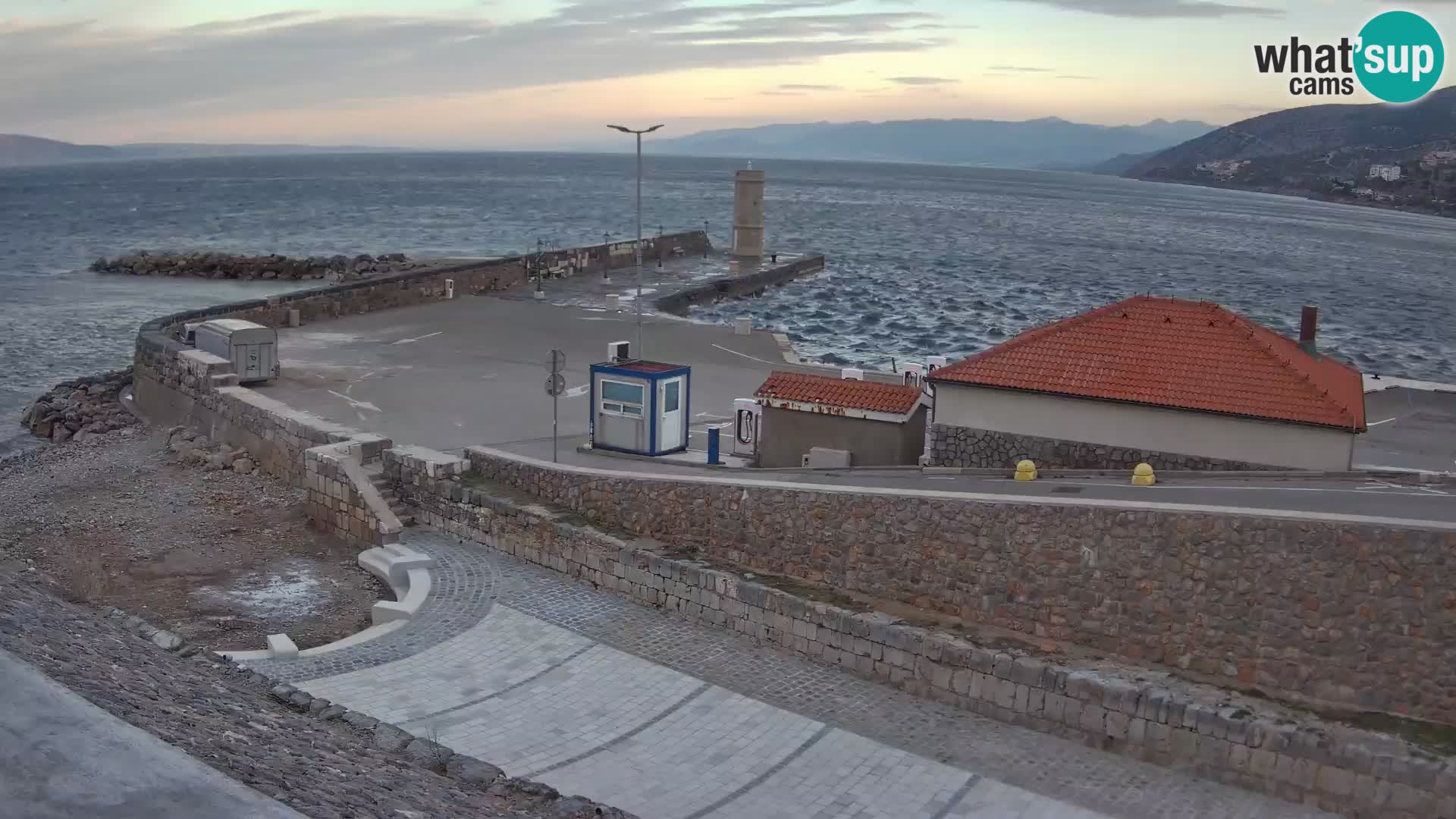 Webcam puerto de Senj – Rompeolas y faro en directo