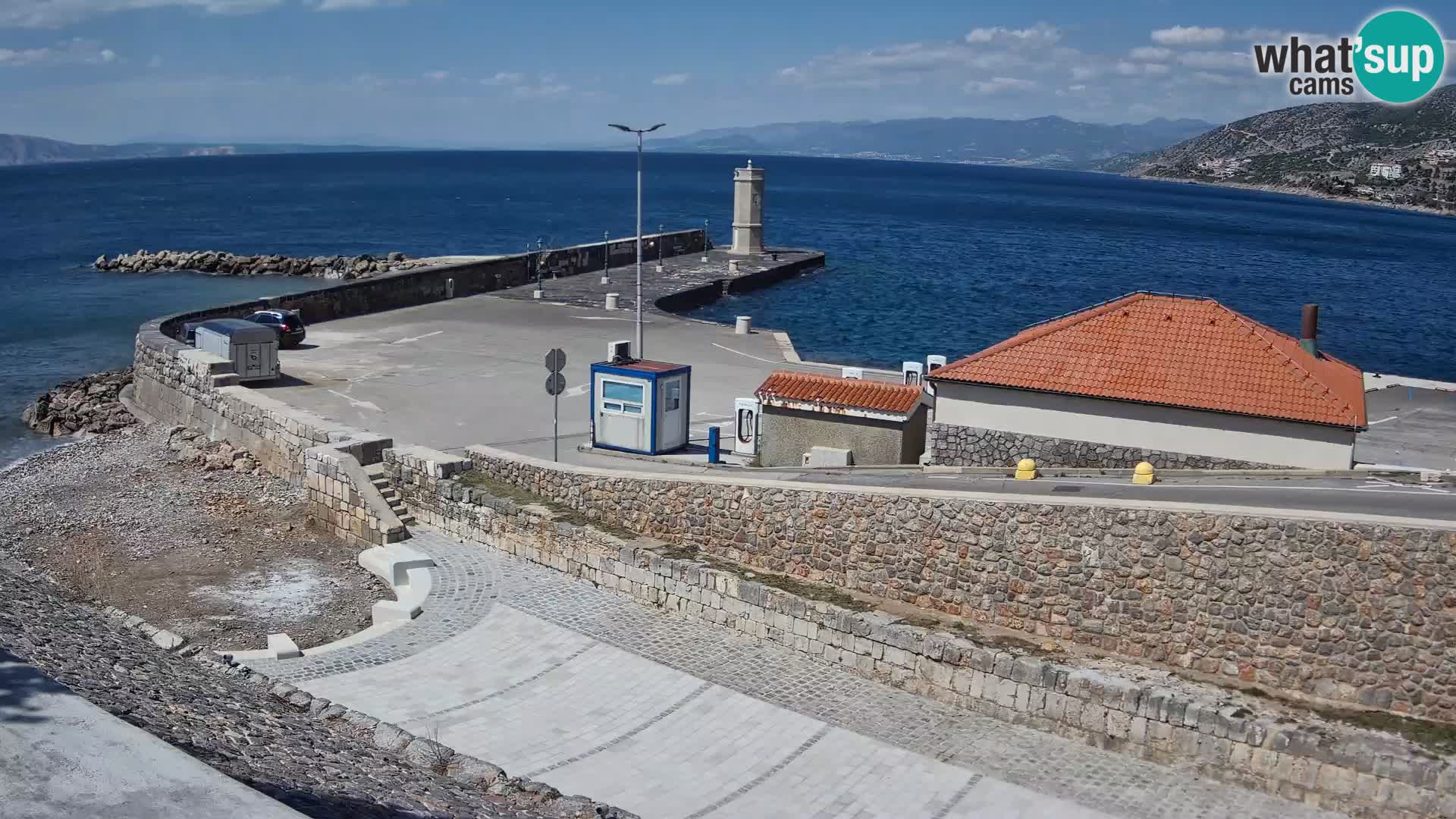 Spletna kamera Senj pristanišče – Pogled na valobran in svetilnik