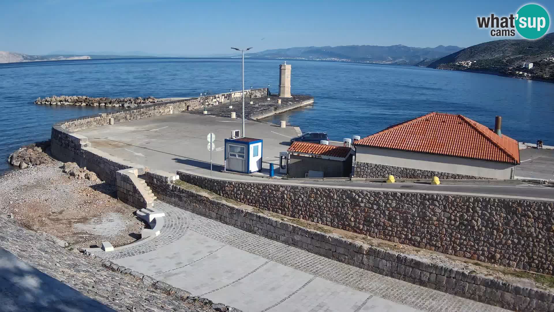 Spletna kamera Senj pristanišče – Pogled na valobran in svetilnik