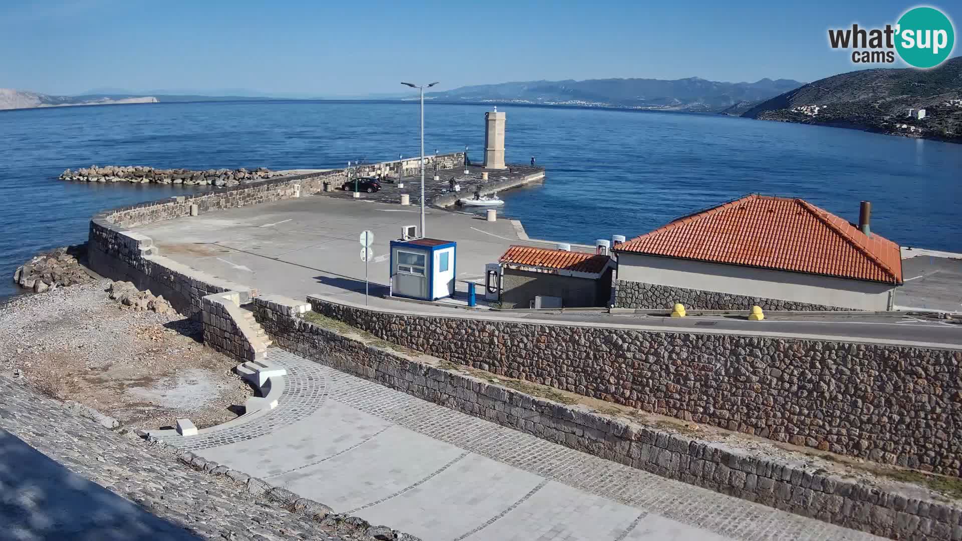 Spletna kamera Senj pristanišče – Pogled na valobran in svetilnik