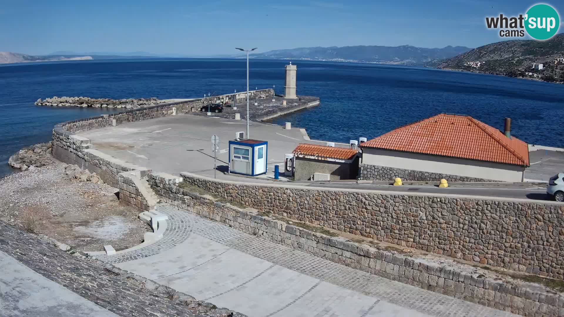 Spletna kamera Senj pristanišče – Pogled na valobran in svetilnik