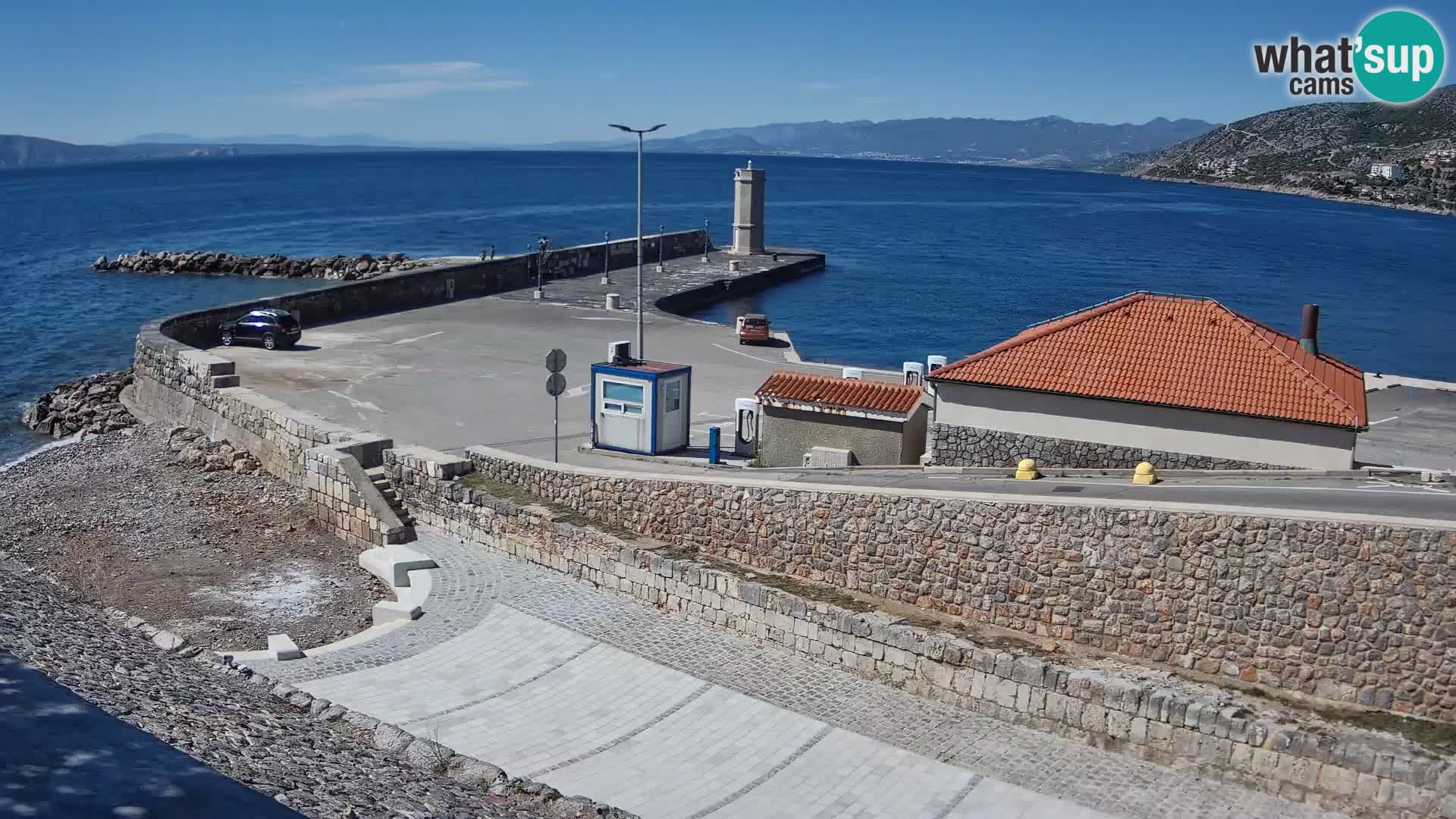 Spletna kamera Senj pristanišče – Pogled na valobran in svetilnik