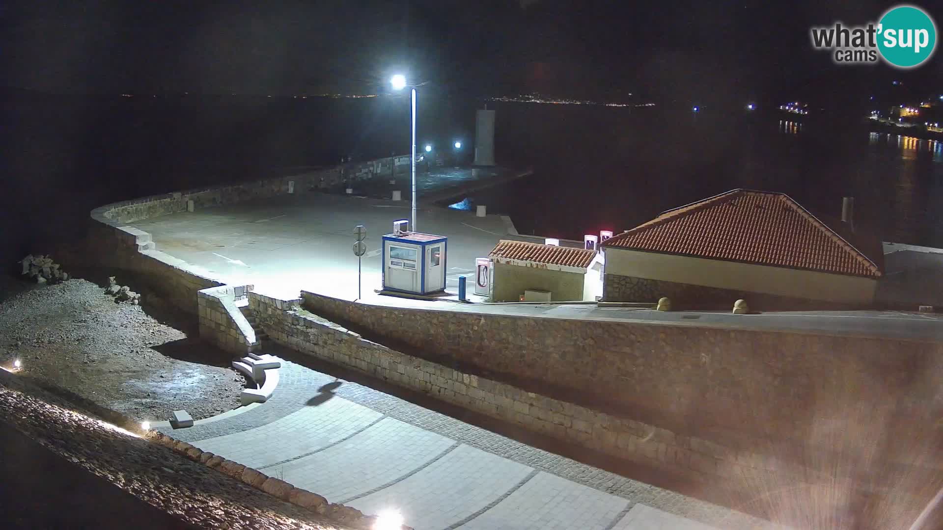 Spletna kamera Senj pristanišče – Pogled na valobran in svetilnik