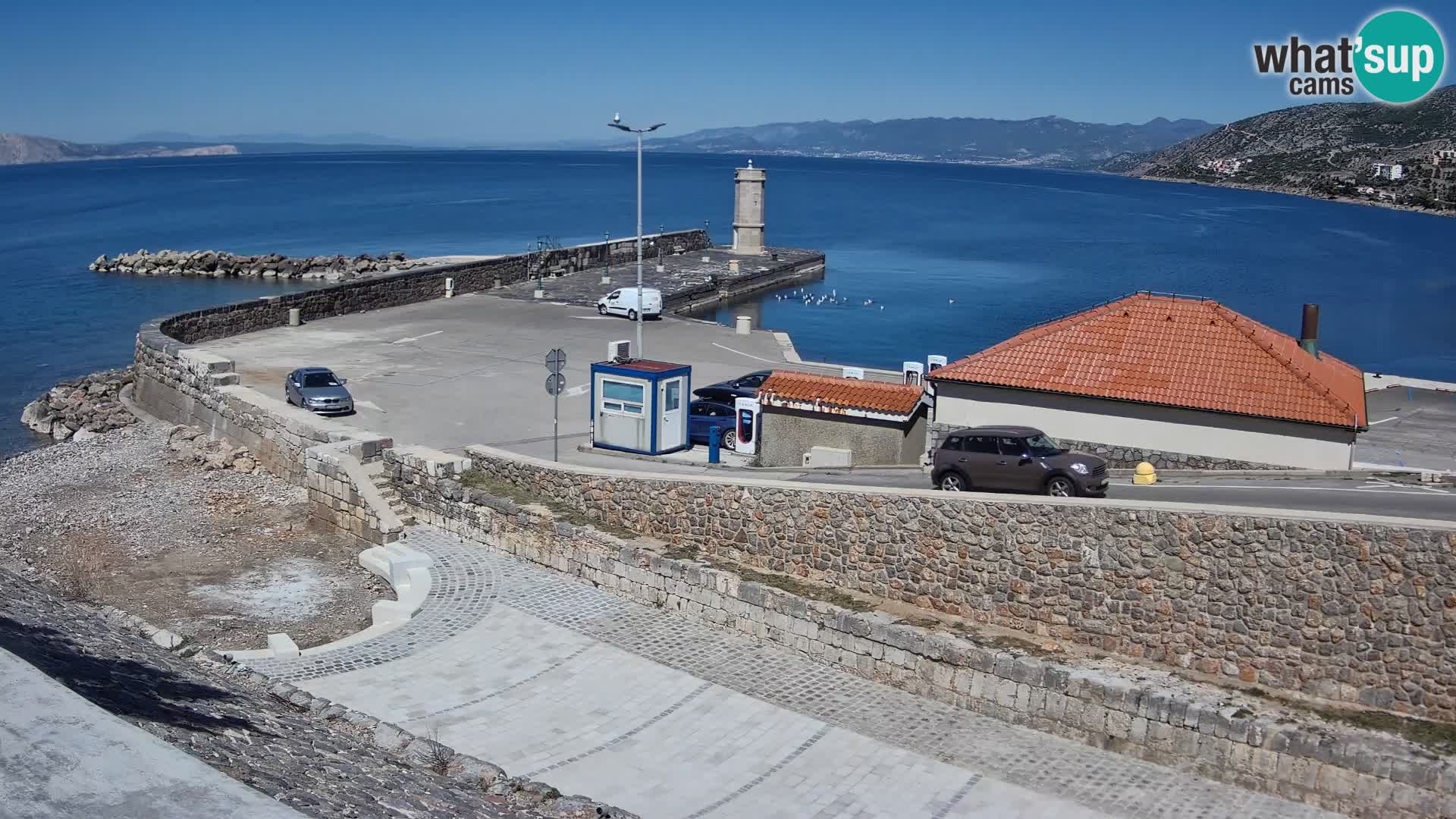 Spletna kamera Senj pristanišče – Pogled na valobran in svetilnik