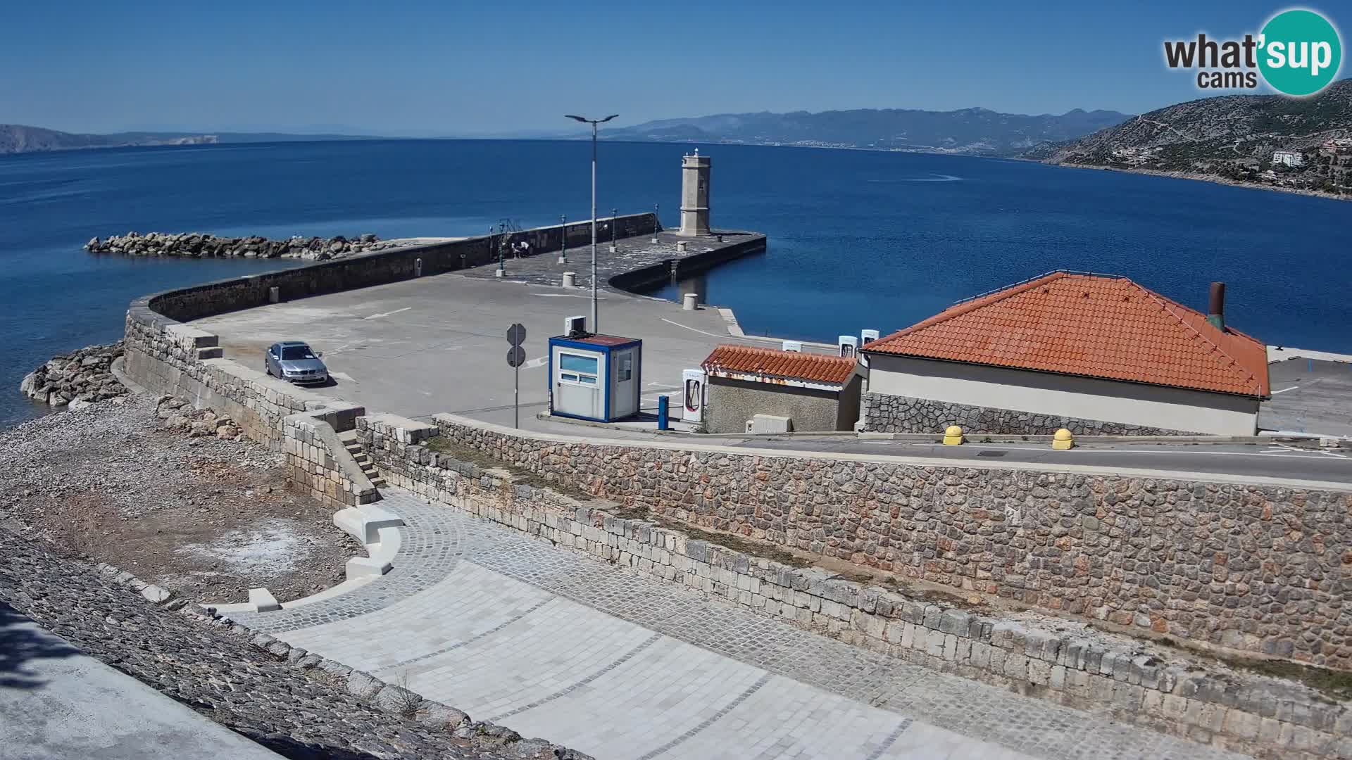 Spletna kamera Senj pristanišče – Pogled na valobran in svetilnik