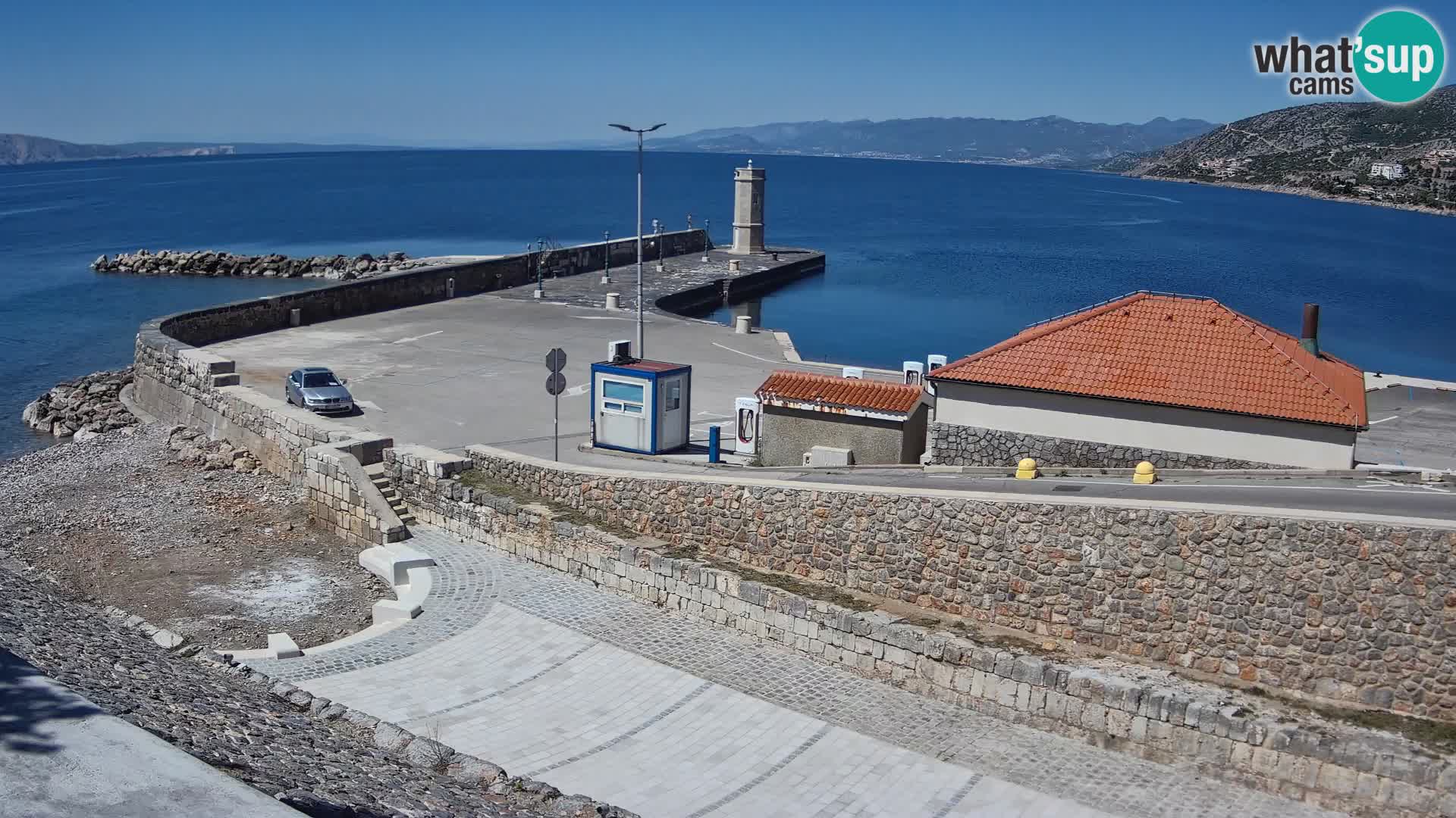 Spletna kamera Senj pristanišče – Pogled na valobran in svetilnik