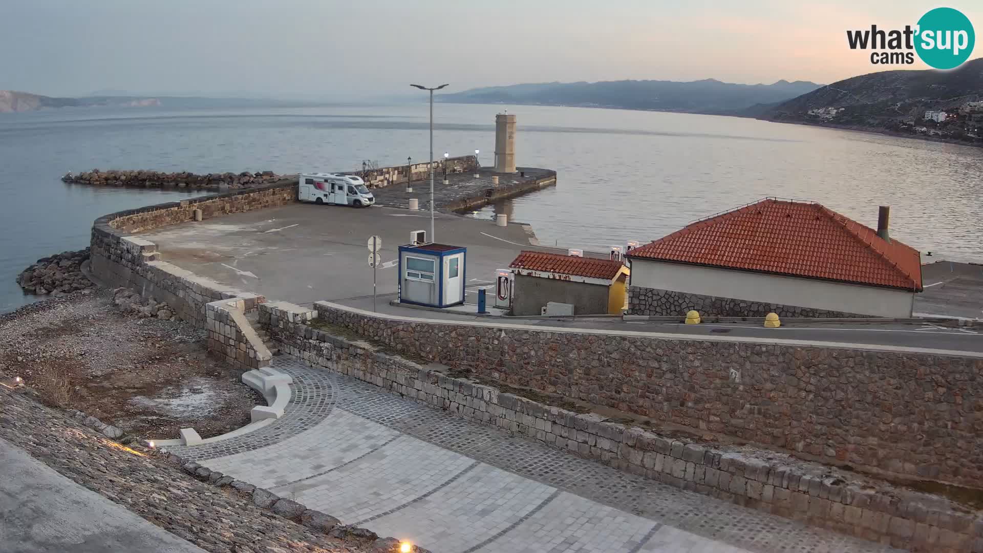 Webcam port de Senj – Vue sur la jetée et le phare
