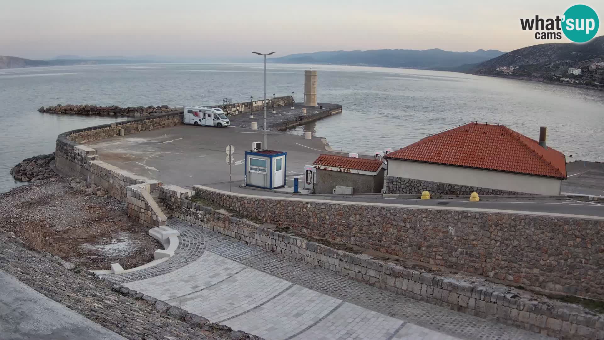 Senj Hafen Webcam – Wellenbrecher & Leuchtturm Liveblick