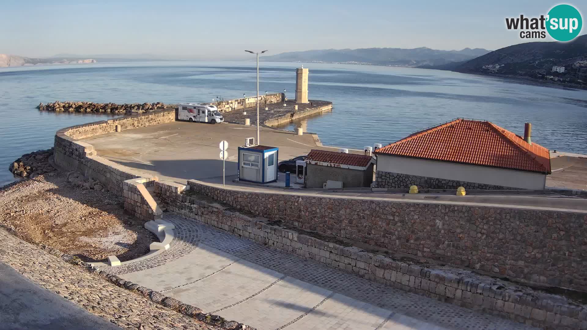 Spletna kamera Senj pristanišče – Pogled na valobran in svetilnik