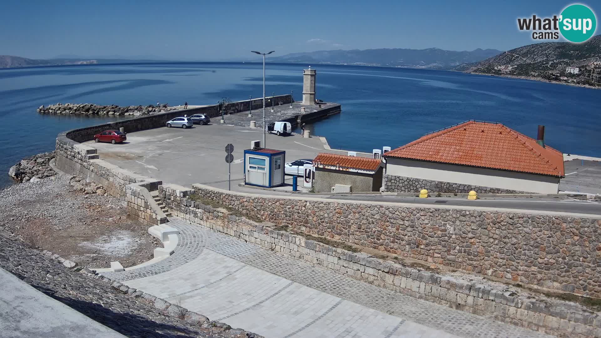 Spletna kamera Senj pristanišče – Pogled na valobran in svetilnik