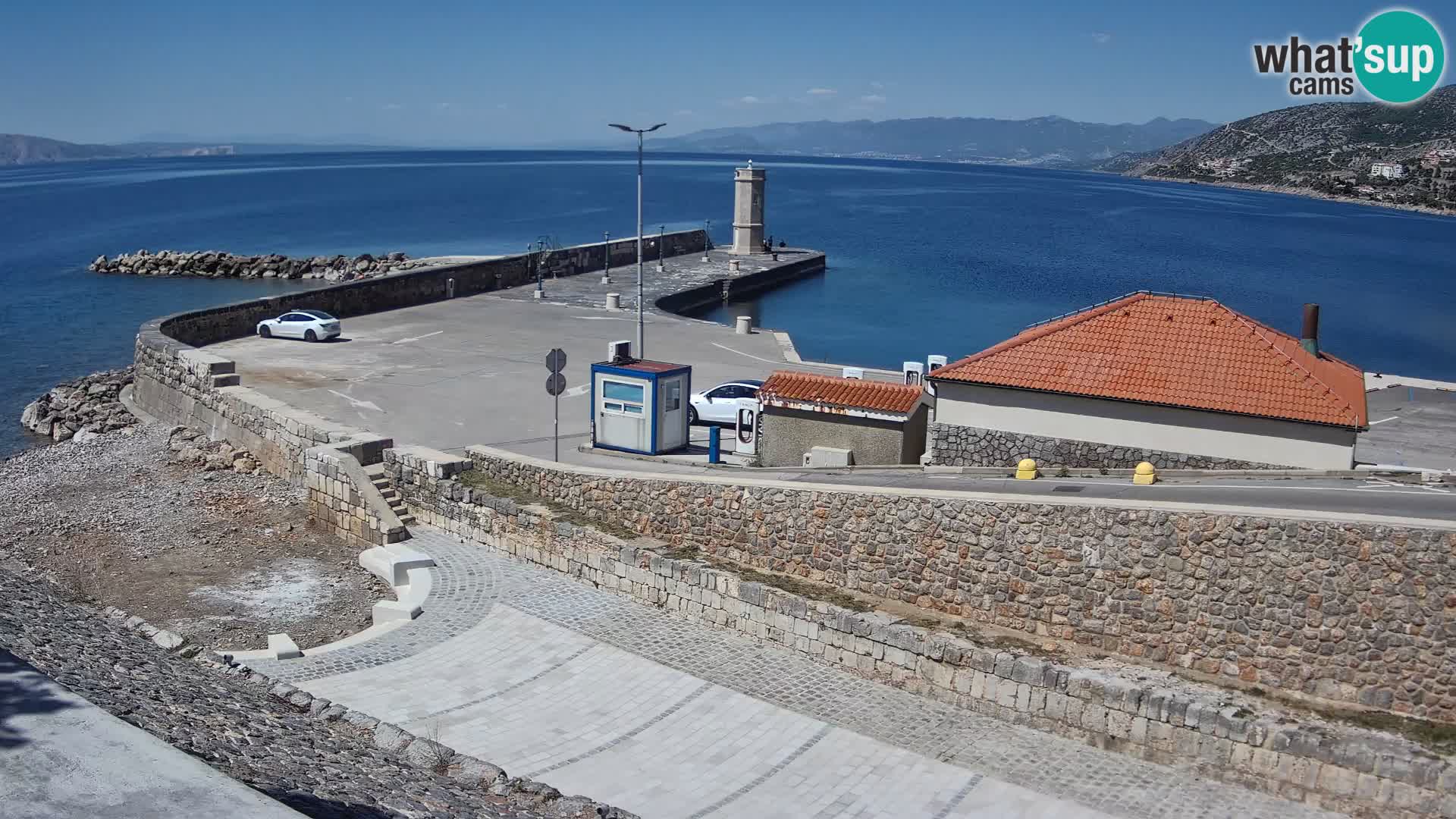 Spletna kamera Senj pristanišče – Pogled na valobran in svetilnik