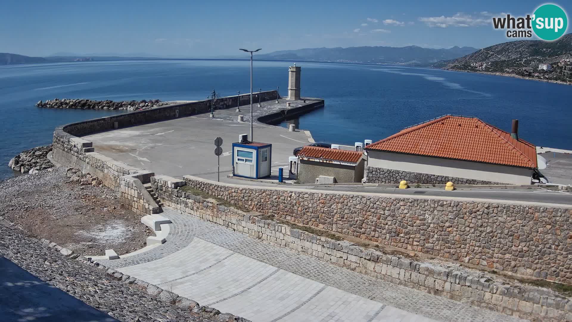 Spletna kamera Senj pristanišče – Pogled na valobran in svetilnik