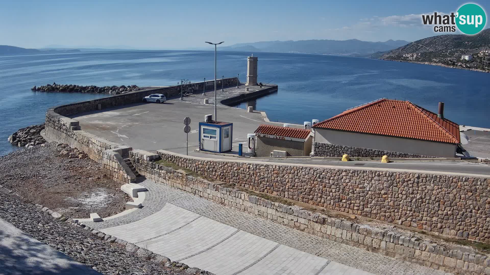 Spletna kamera Senj pristanišče – Pogled na valobran in svetilnik