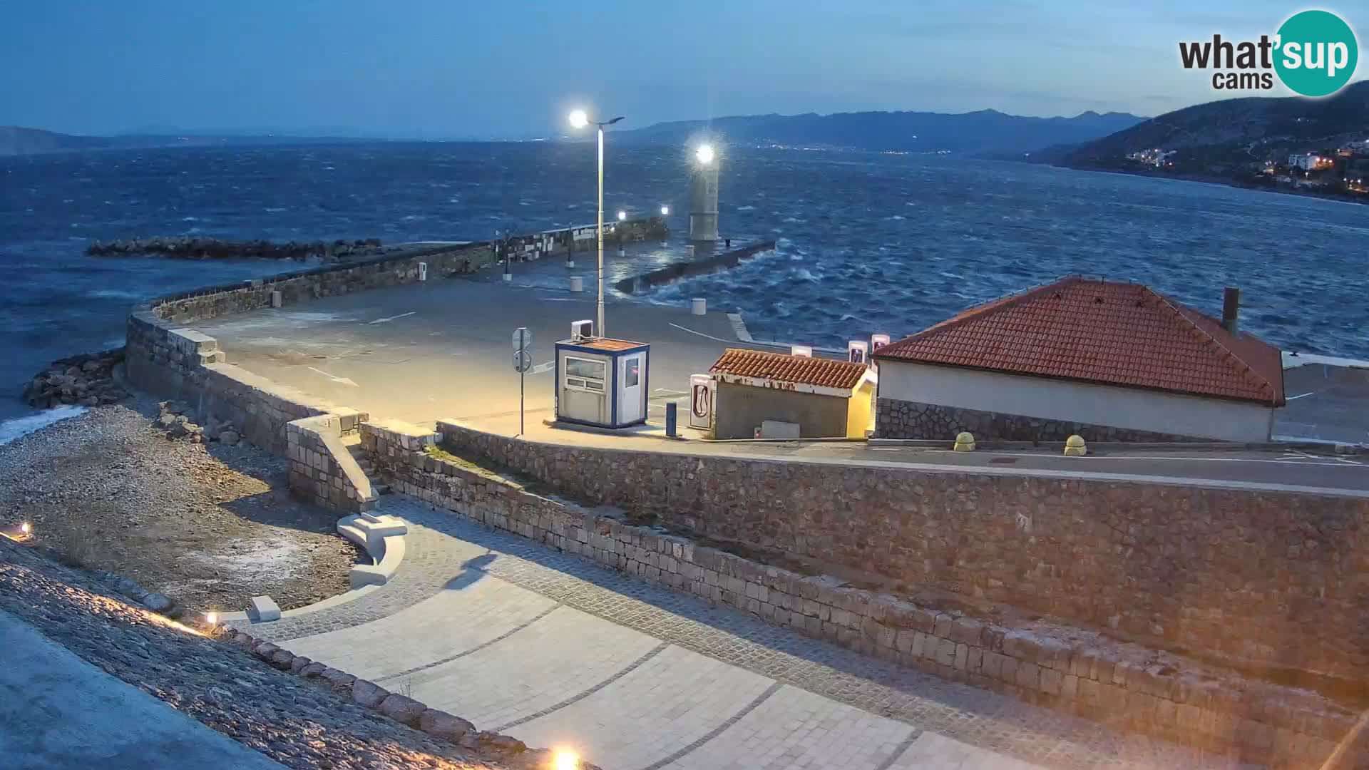 Senj Hafen Webcam – Wellenbrecher & Leuchtturm Liveblick