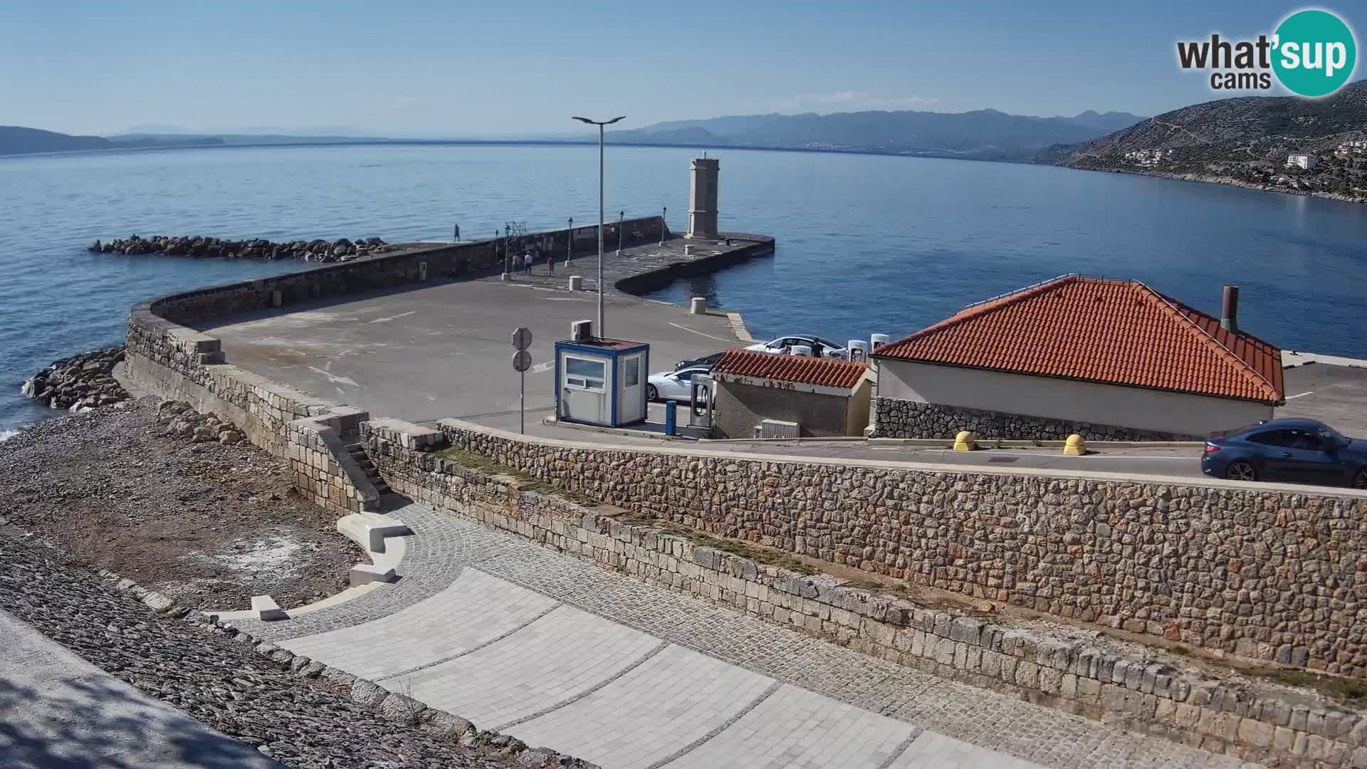 Spletna kamera Senj pristanišče – Pogled na valobran in svetilnik