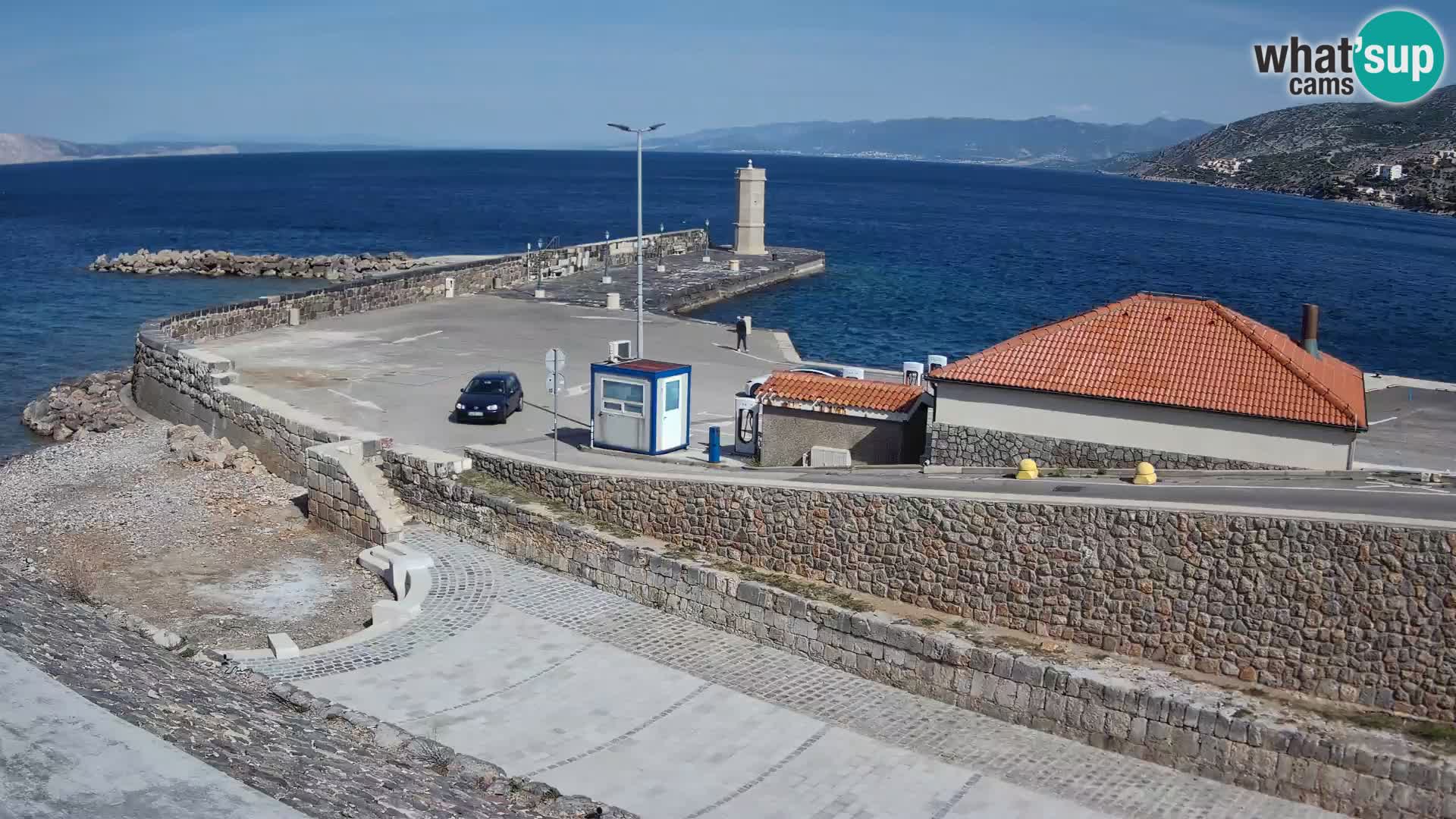 Spletna kamera Senj pristanišče – Pogled na valobran in svetilnik