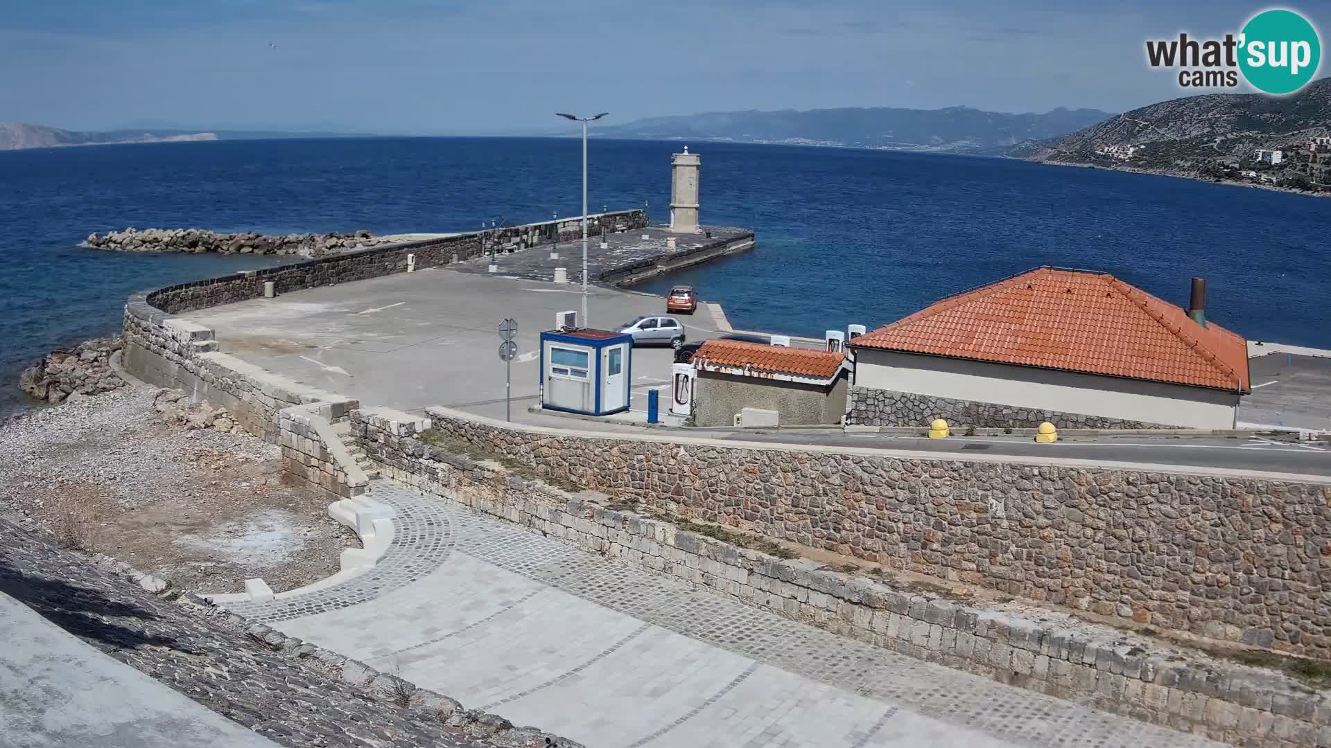 Spletna kamera Senj pristanišče – Pogled na valobran in svetilnik